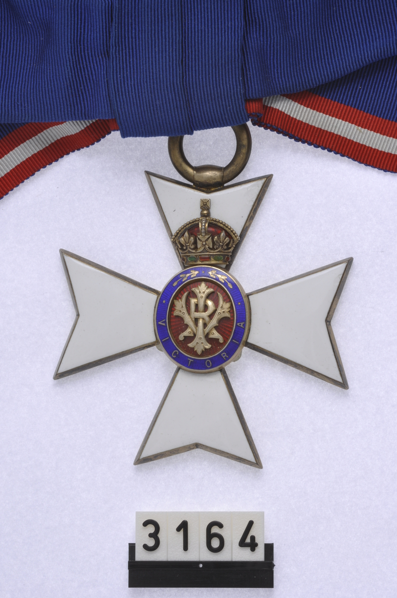 Victoria Orden, Krasjan og kors med skulderbånd, begge merket 253. Etuiet er merket G. C. V. O. 