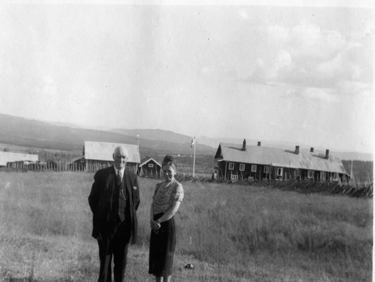 Portrett,jakke,bukse,skjørt og bluse.Kamben Hotel
Håvel Haugen