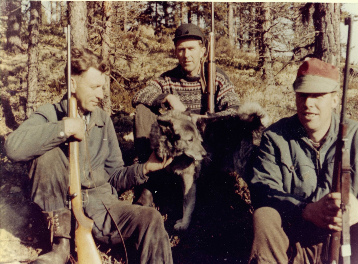 Elgjakt,elghode,genser,jakke,luve og hund.
Frå v.Håvard Brenno,Ulrik Brenno og Knut Amundsli.