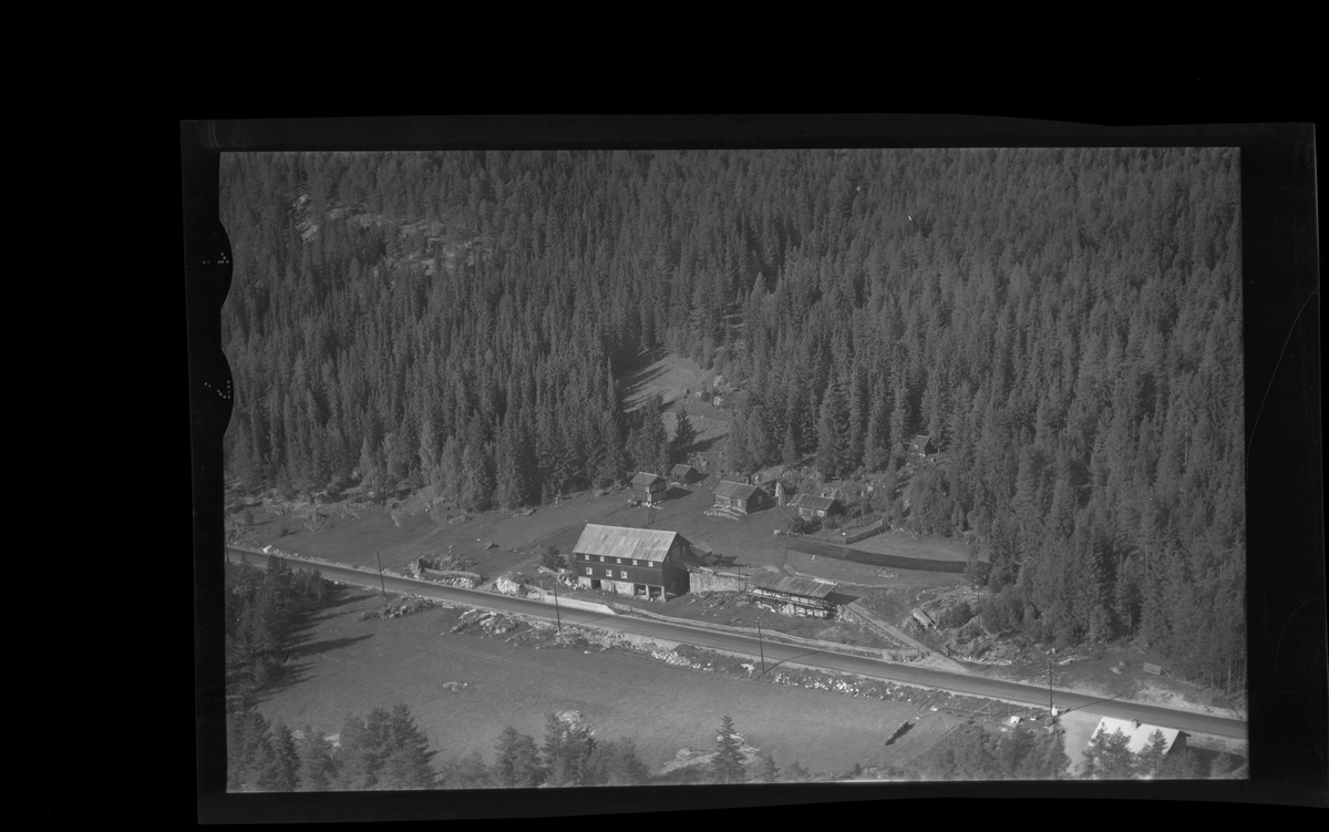 Flyfoto av Roen.
Låve,hallingstugu,revefarm og stabbur.