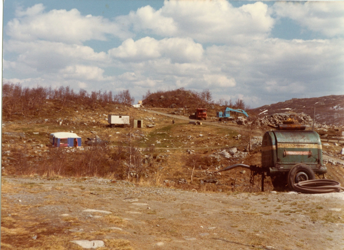 Oslo Lysverker. Kraftutbygginga. Ombygging dam Strandavatn. Ca 20.05.1974. Gravemaskin Brøyt X2