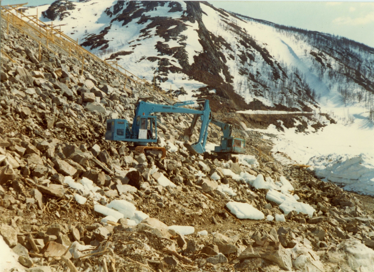 Oslo Lysverker. Kraftutbygginga. Ombygging dam Strandavatn.  Neslands Brøyt X-2T og X-2B. 1974.