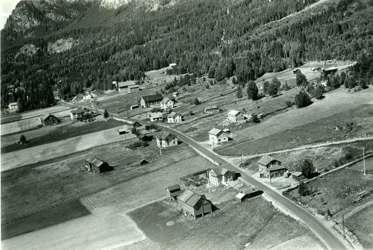 Flyfoto av Rotneim 1959.
Bolighus,butikk,låve og stabbur