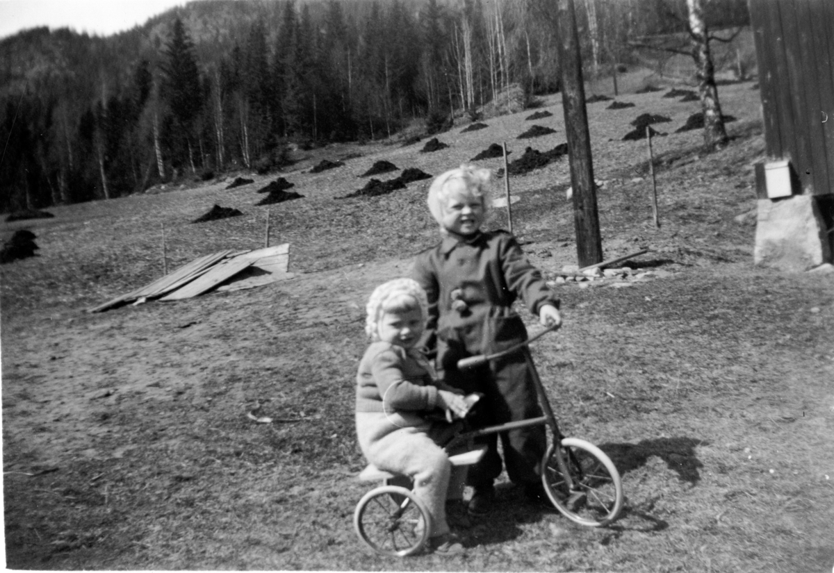 Frå v.Arnhild og Ingebjørg Løvdokken.