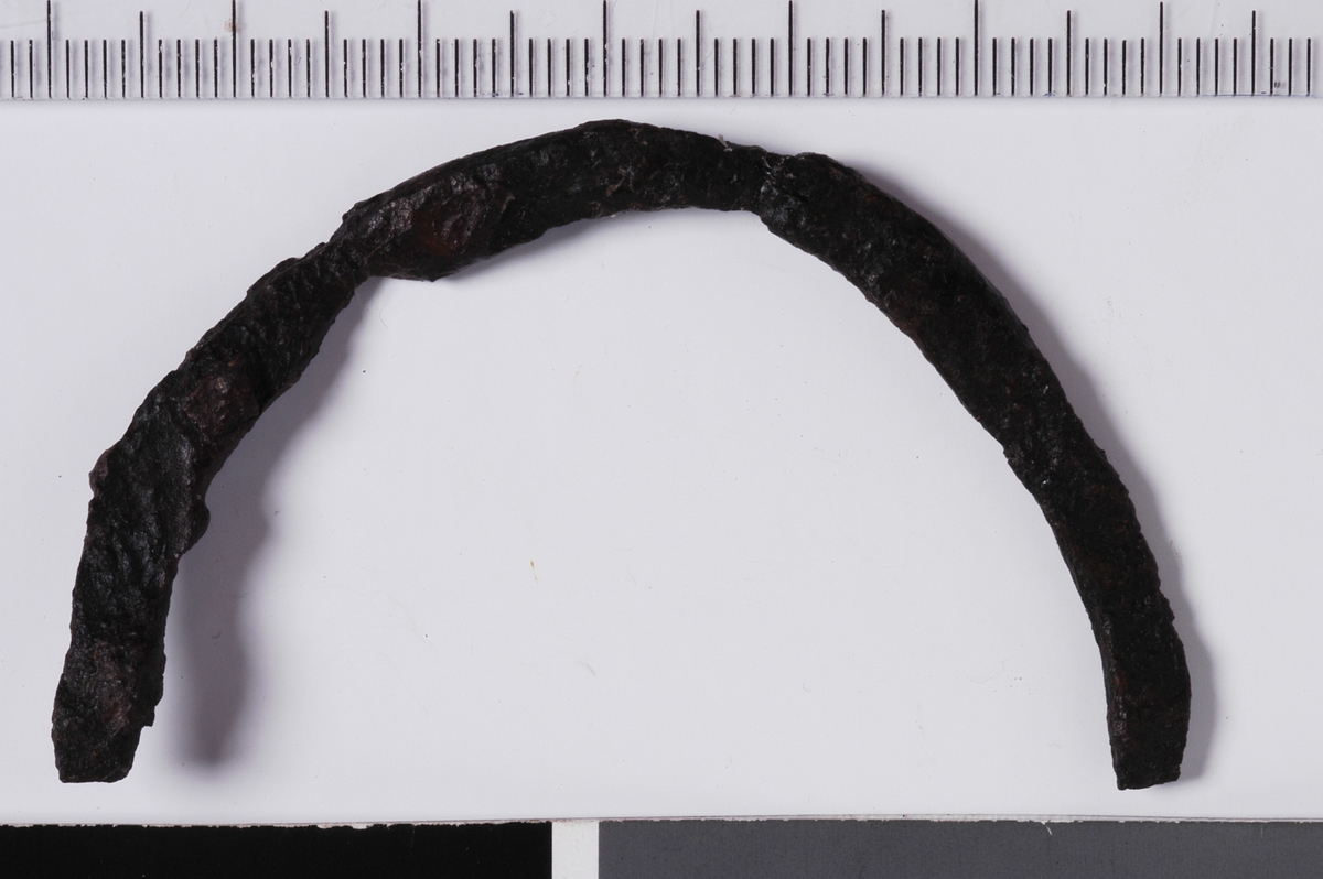 MALV: L. 26 OG 35 MM, ENE MULIGENS DEL AV NAGLE. REL. GULVNIVÅ, 1, 9 M INNENFOR N MUR, 3, 1 M FRA Ø MUR. 