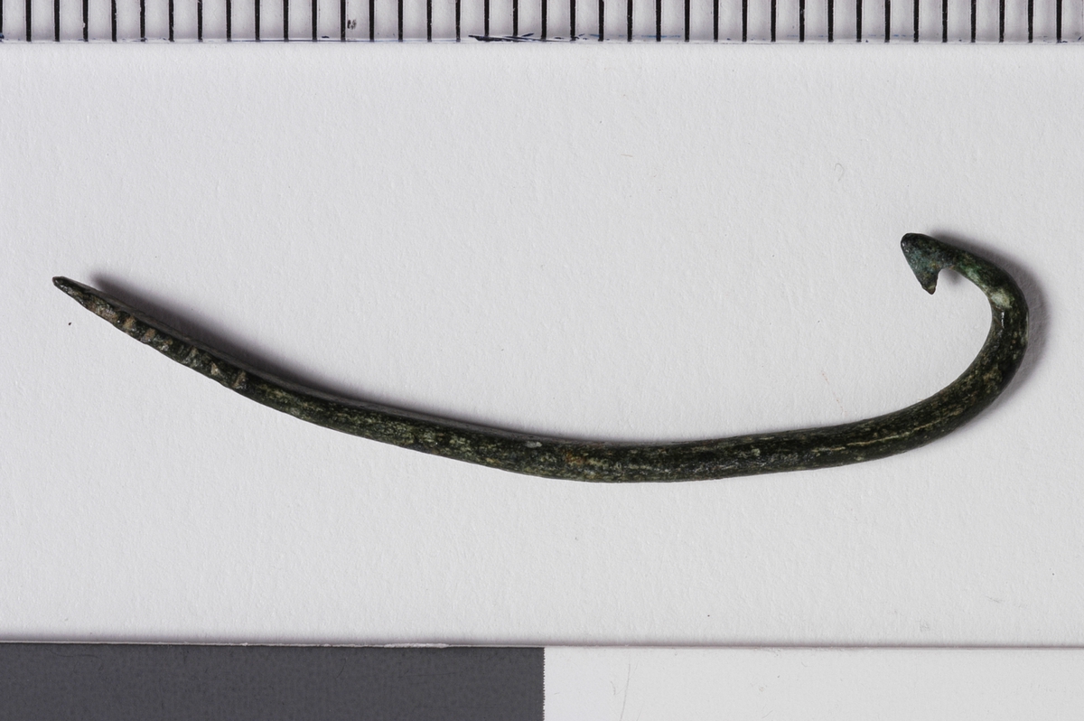 MALV: DIAM. 1, 3 MM, L. 84 MM, FISKEKROKEN HAR MOTHAKER OG TOPPEN ER FLATET UTVINKELRETT I FORHOLD TIL KROKEN OG ER UTEN ØYE. 