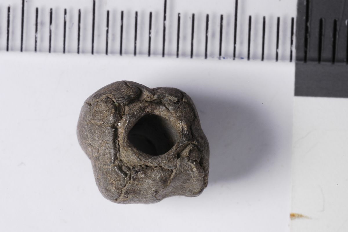 MALV: DIAM. 10 MM  T. 9 MM, LANGSGÅENDE VULSTER - AVFLATET I BEGGE ENDER. 