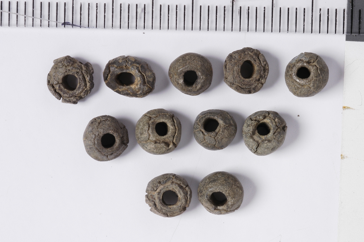 MALV: DIAM. 5 MM  T. 4 MM, KULEFORMET M. AVFLATETE POLER. UTEN DEKOR. SE HK 4491. 