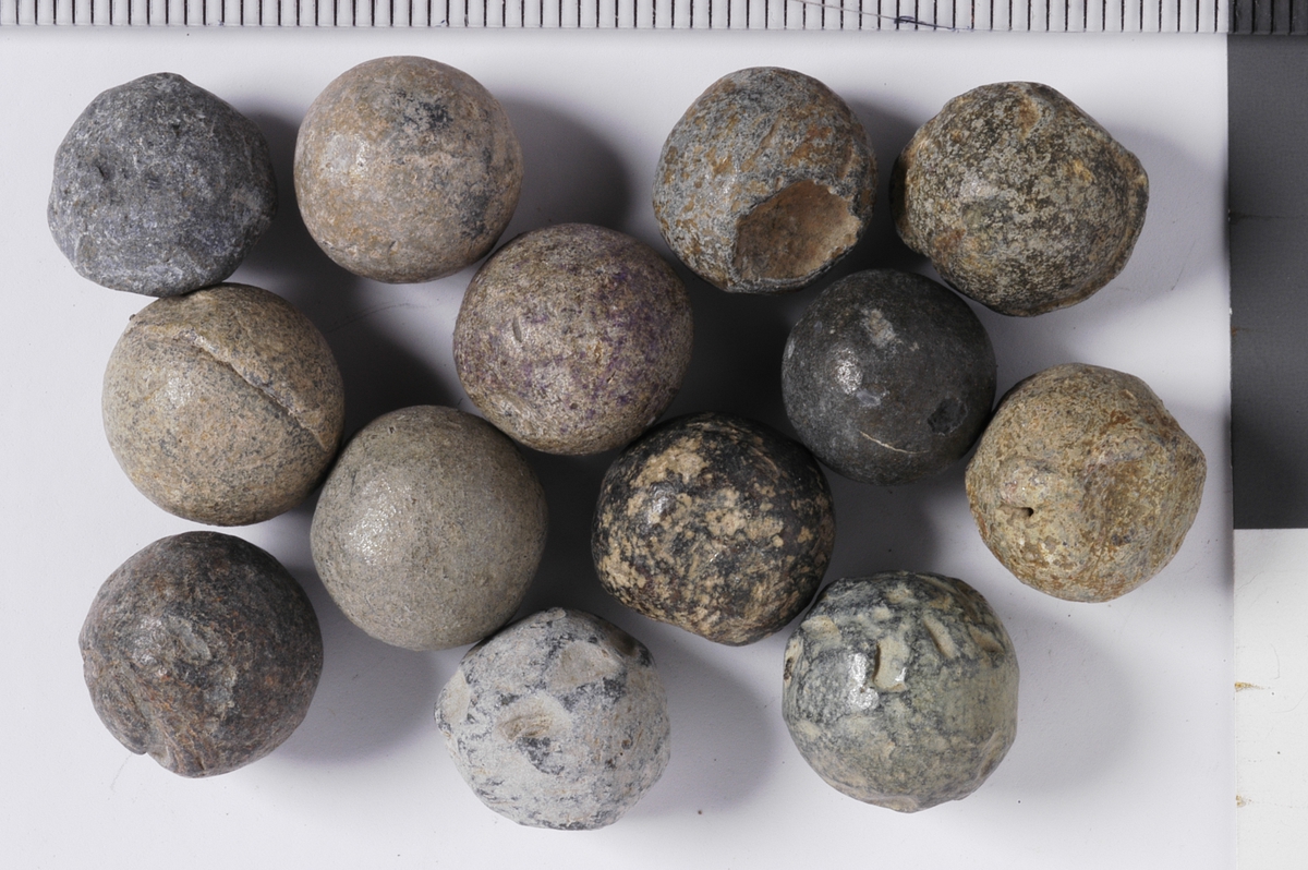 MALV: DIAM. 13-11, 5 MM V. 114 G, STØPT. KULEFORMET. TROLIG AMMUNISJON TIL JAKTVÅPEN. I FØLGE KAPT. AARUM FORSVARSMUSEET - PASSET KULENES MÅL IKKE TIL NOENAV KALIBERMÅLENE F. KALIBERTABELLER AV 18. 2 1794. 