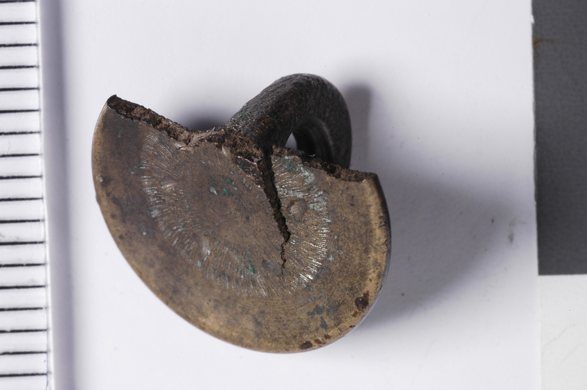 MANTEL SVAKT KONKAV. DEKOR - RADIALT TETTSATTE RIFLERI KRANS. FRAGMENTARISK. HEMPEN INTAKT. 