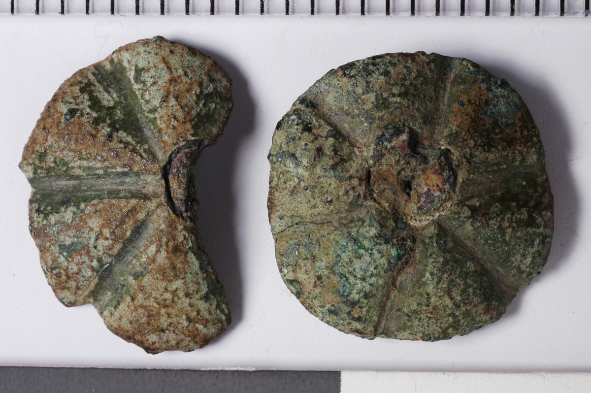 MALV: DIAM. 12 MM, ROSETTFORMET. RESTER AV HEMPE. SE FIG. 246-47 OG FIG. 328 I UTGRAVINGEN IN AMSTERDAM, DATERT TIL SL. AV 1500 - FØRSTE HALVPART AV 1600 TALL OG MIDTEN AV 1600 TALLET. 