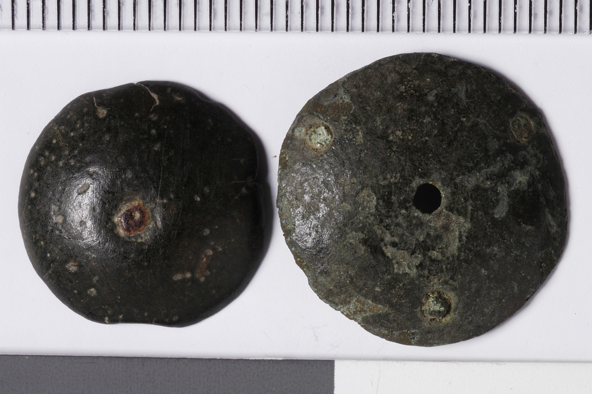 MALV: DIAM. 19 OG 16 MM, RUNDE, HVELVETE UTEN DEKOR. HULL I MIDTEN OG RUNDTKANTEN. REF. SE FINGERLIN FIG. 402. 