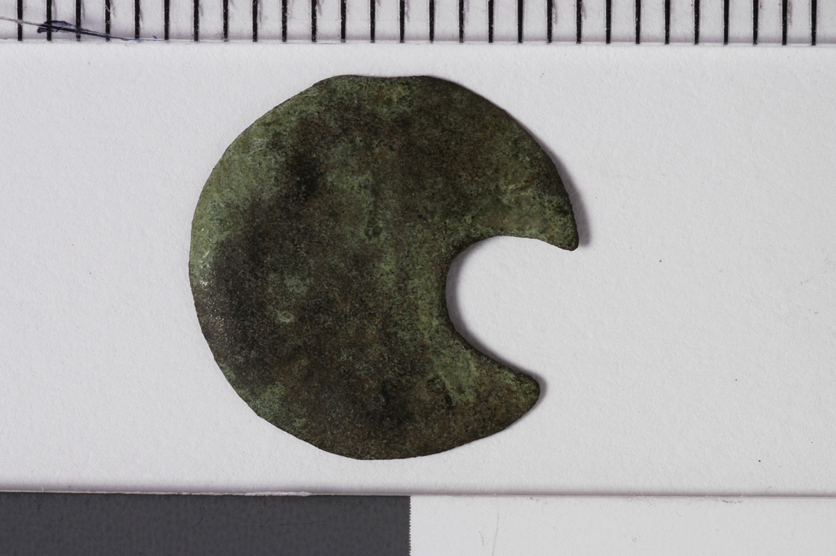 MALV: DIAM. 13, 1 MM, RUND FLAT UTEN DEKOR. ØDELAGT VED HULLET. 