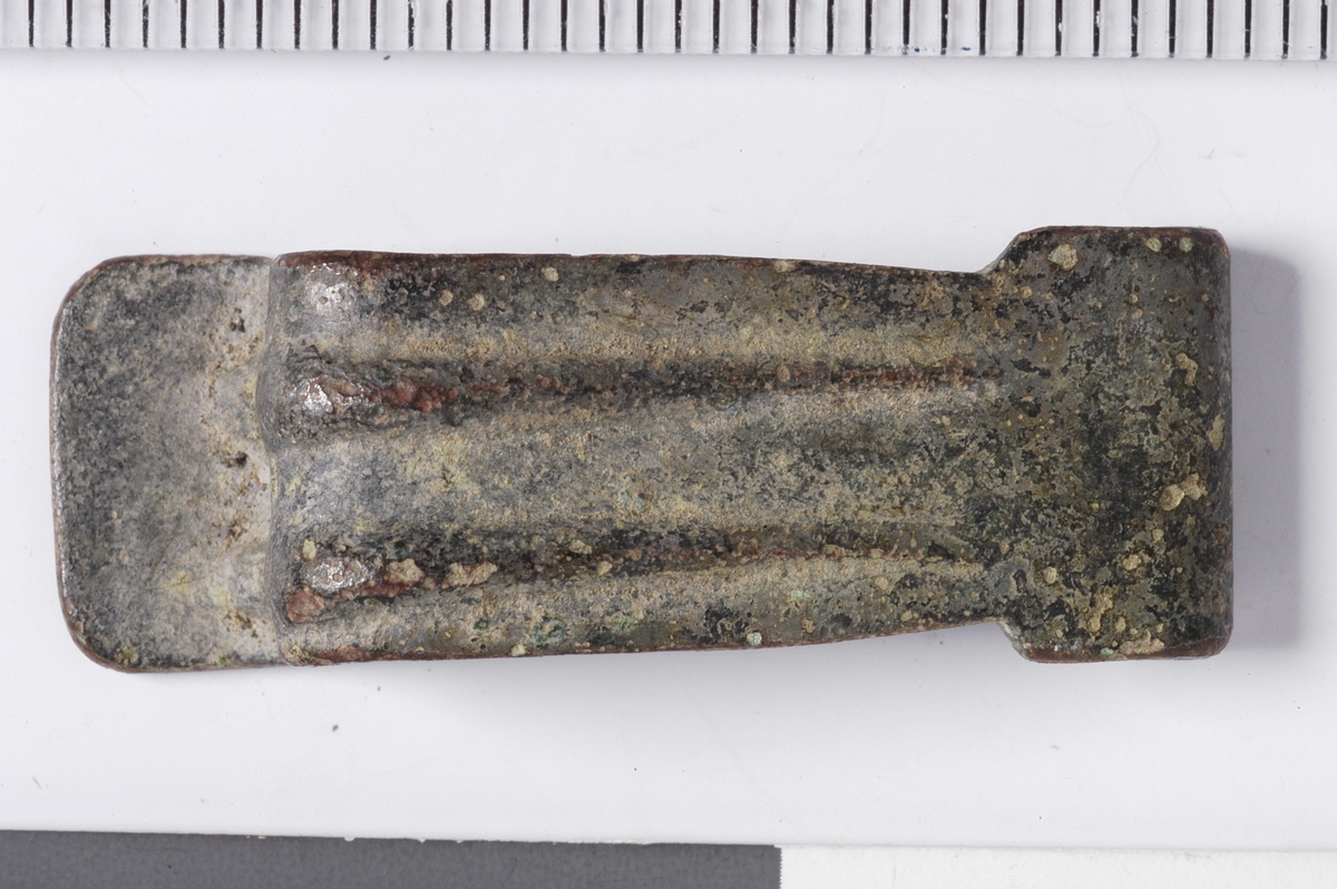 MALV: L. 31  B. 11 MM, BÅNDFORMET MED ENE ENDE OMBØYET TIL HENGSLE OG ANDREBØYET TIL EN ENKEL HEMPE. DEKOR: 2 LINJER I RELIEFF. 