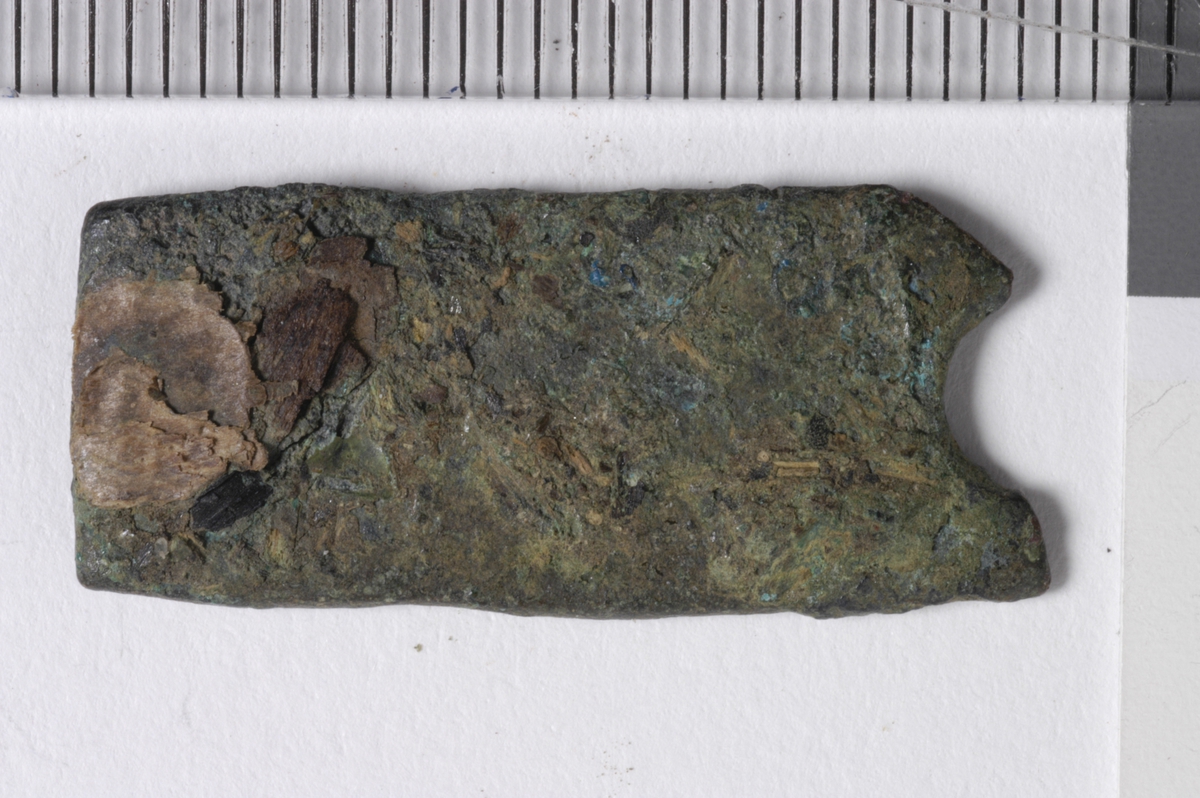 MALV: L. 26  B. 12 MM, REKTANGULÆRT, BÅNDFORMET UTEN DEKOR OG MED RESTER AVET HULL. 