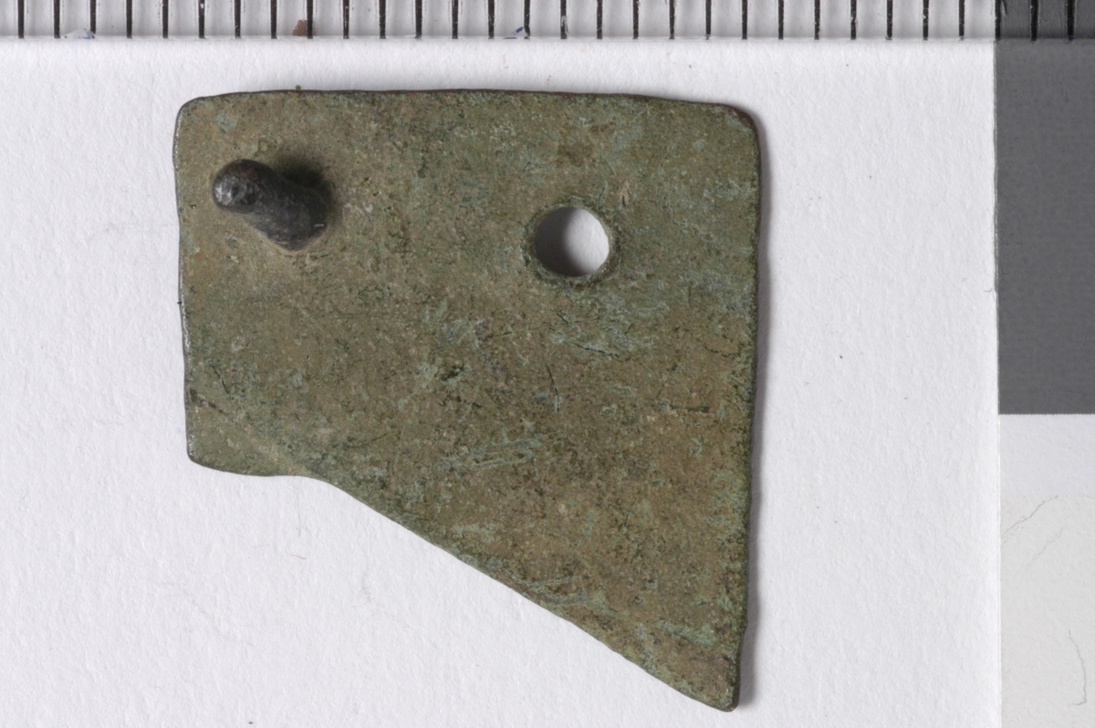 MALV: L. 6, 5  B. 6 MM, BÅNDFORMET. TO HULL MED ISITTENDE STIFT I DET ENE. AVKUTTET I ENE ENDEN. UTEN DEKOR. 