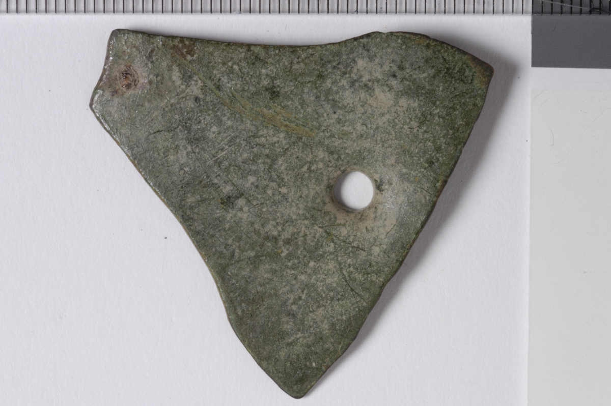 MALV: 40*38 MM, TRIANGULÆR MED SVAKT KONKAVE SIDER. 2 HULL, HVORAVDET ENE HAR ISITTENDE NAGLE. 