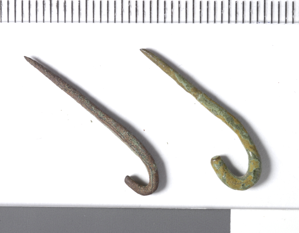 MALV: L. 25-26  DIAM. 1, 6 MM, 1, 6 MM TYKK TRÅD ER OMBØYET I ENE ENDEN OGTILSPISSET I ANDRE. EN ER AVBRUKKET. 