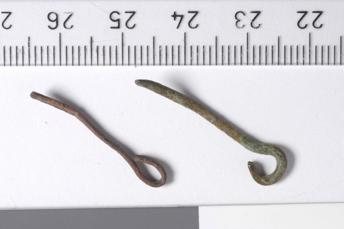 MALV: L. 26-29 B. 1, 5-3 MM, OMBØYET TIL ØYE I ENE ENDEN, BRUKKET I ANDRE. 