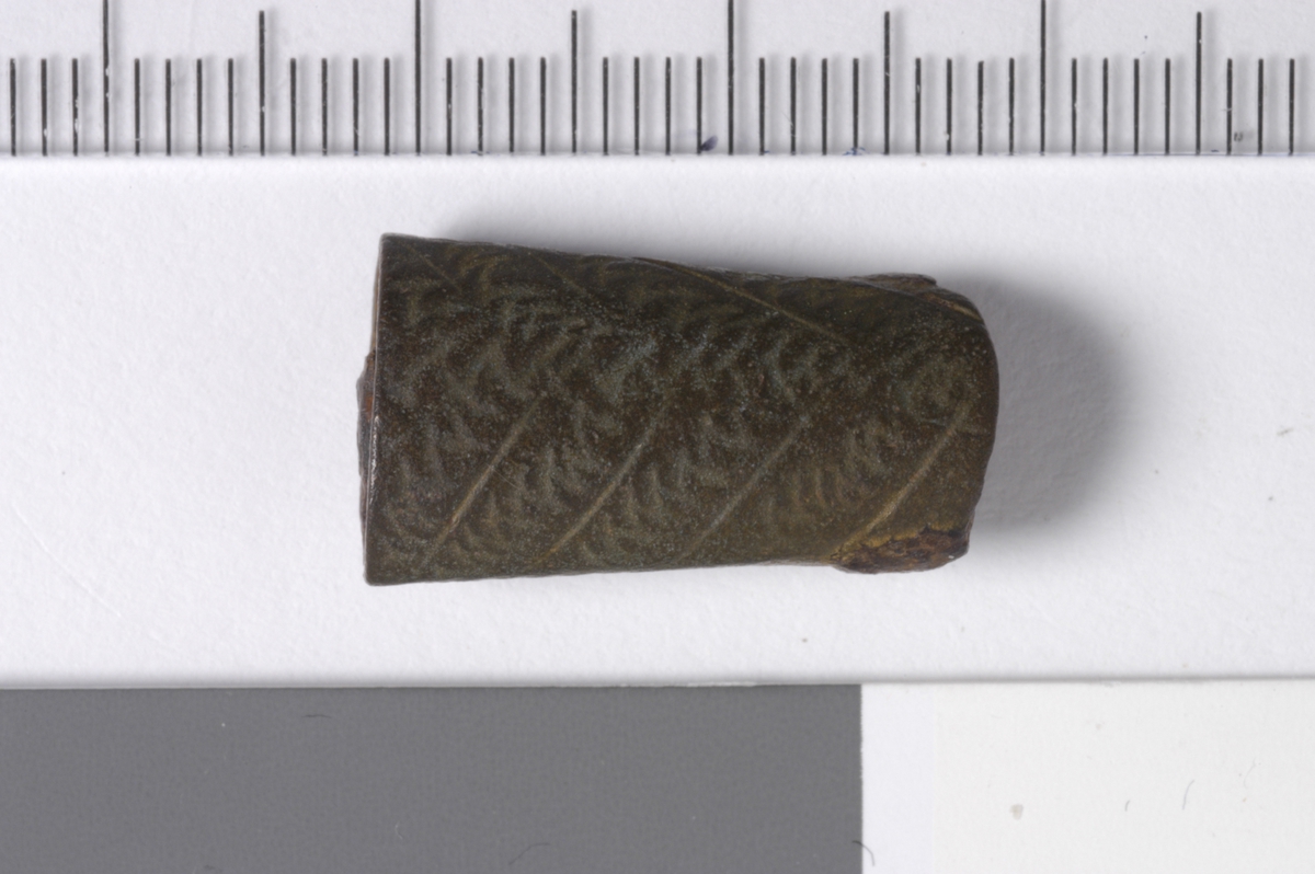 MALV: L. 20  B. 11 MM, KONISK FORMET OG DEKORERT MED FISKEBENSMØNSTER. RESTER AV TRE SITTER IGJEN. 