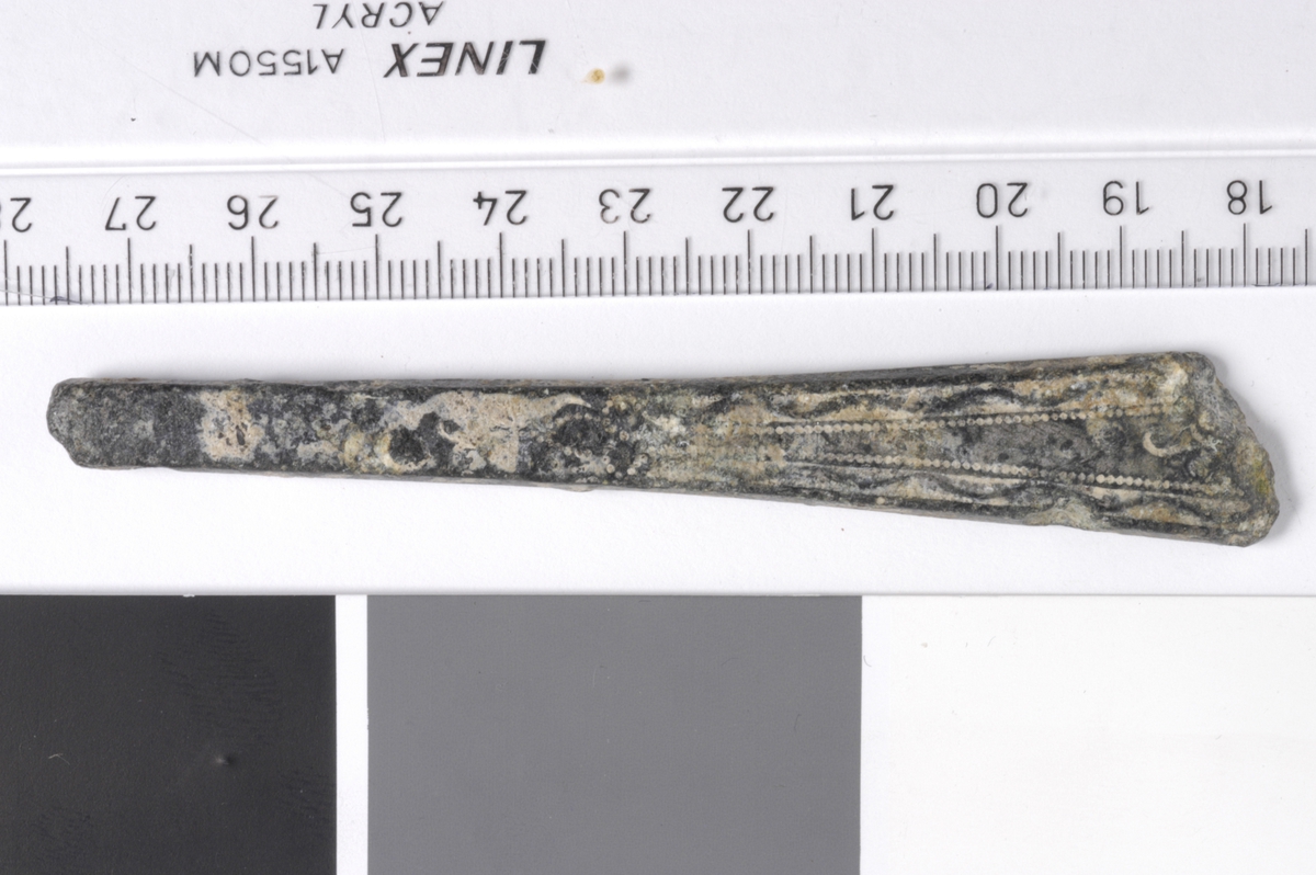 MALV: L. 99  ST. B. 15*5 MM, REKTANGULÆRT TVERRSNITT. OVERSIDEN ER DEKORERT MEDSIKKSAKK BORD YTTERST OG PRIKKBORD INNENFOR SOM FØLGER SKAFTETS FORM. 
