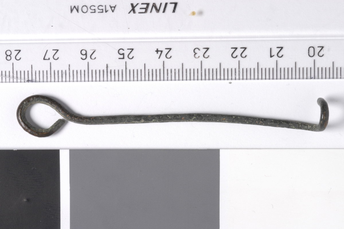 MALV: L. 82  DIAM. 3 MM, LAGET AV 3 MM BRED METALLTRÅD. ENE ENDEN OMBØYET TILØYE, ANDRE BØYET TIL KROK SOM STÅR VINKELRETT I RELASJON TIL ØYET. 