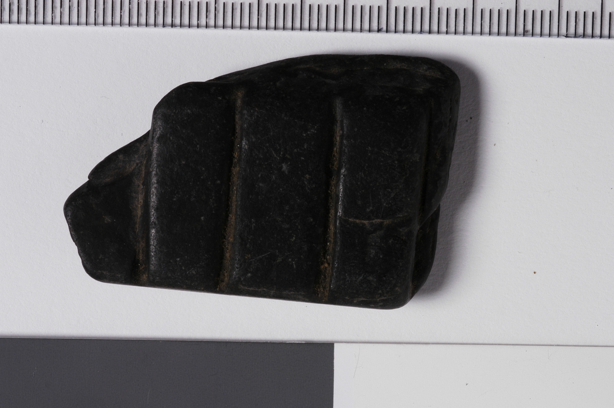 MALV: 43*30*9 MM, FRAGMENTETS ENE SIDE HAR RIFLER PÅ ENE SIDEN. 