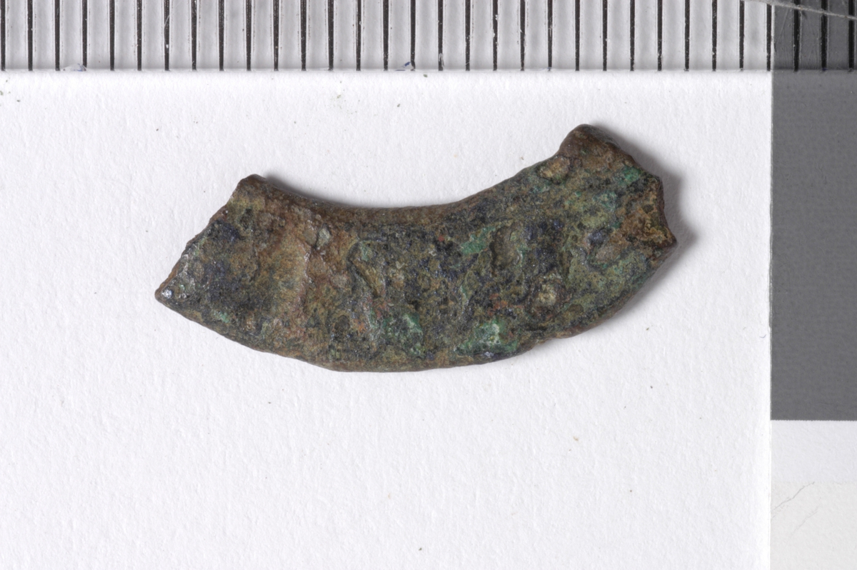 BÅNDFORMET FRAGMENT. KAN VÆRE FRAGMENT AV RINGSPENNE. 
