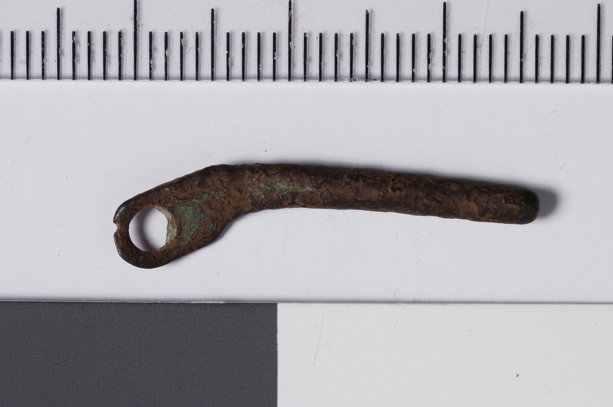 MALV: L. 27, 5 MM, LAGET AV EN PLATE OG RULLET SAMMEN TIL TORNFORM. DEN ENE ENDEN BRUTT, DEN ANDRE ER HAMRET UT OG HAR HULL. 