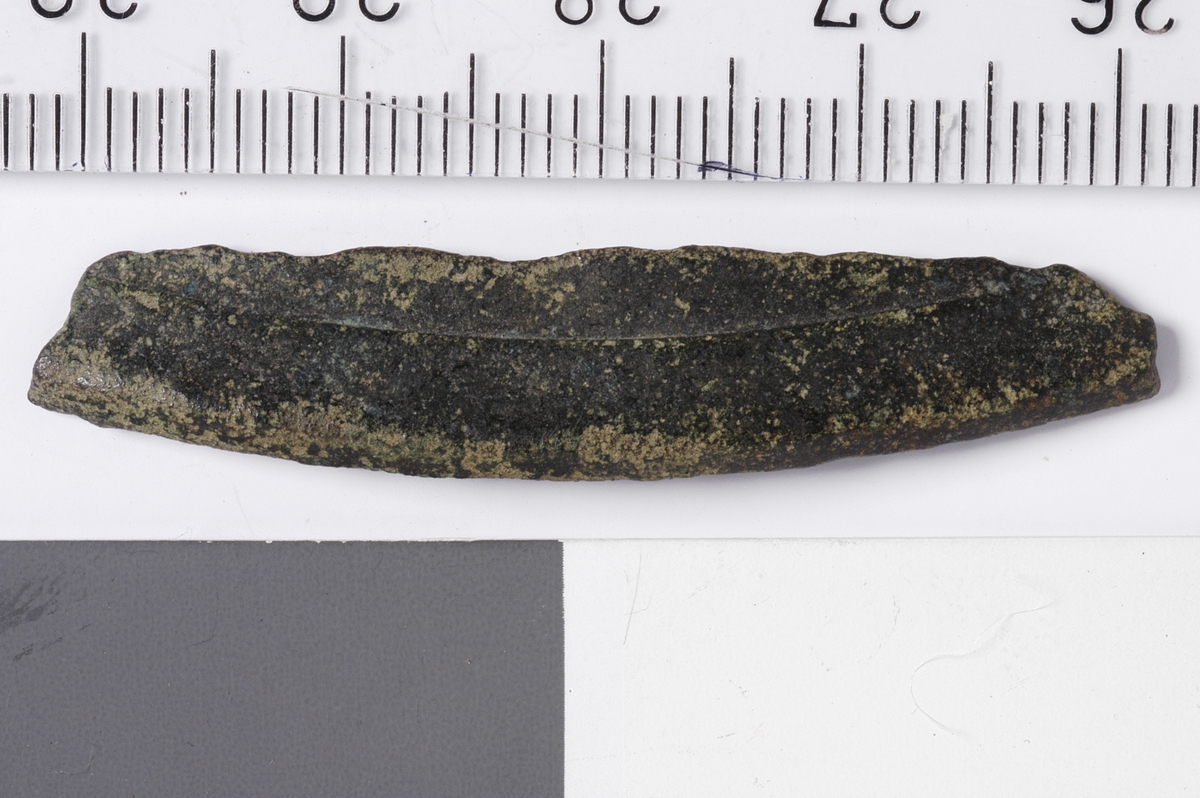 MALV: L. 43, 9 MM, STØPT, SVAKT BUET RAND DEL. 