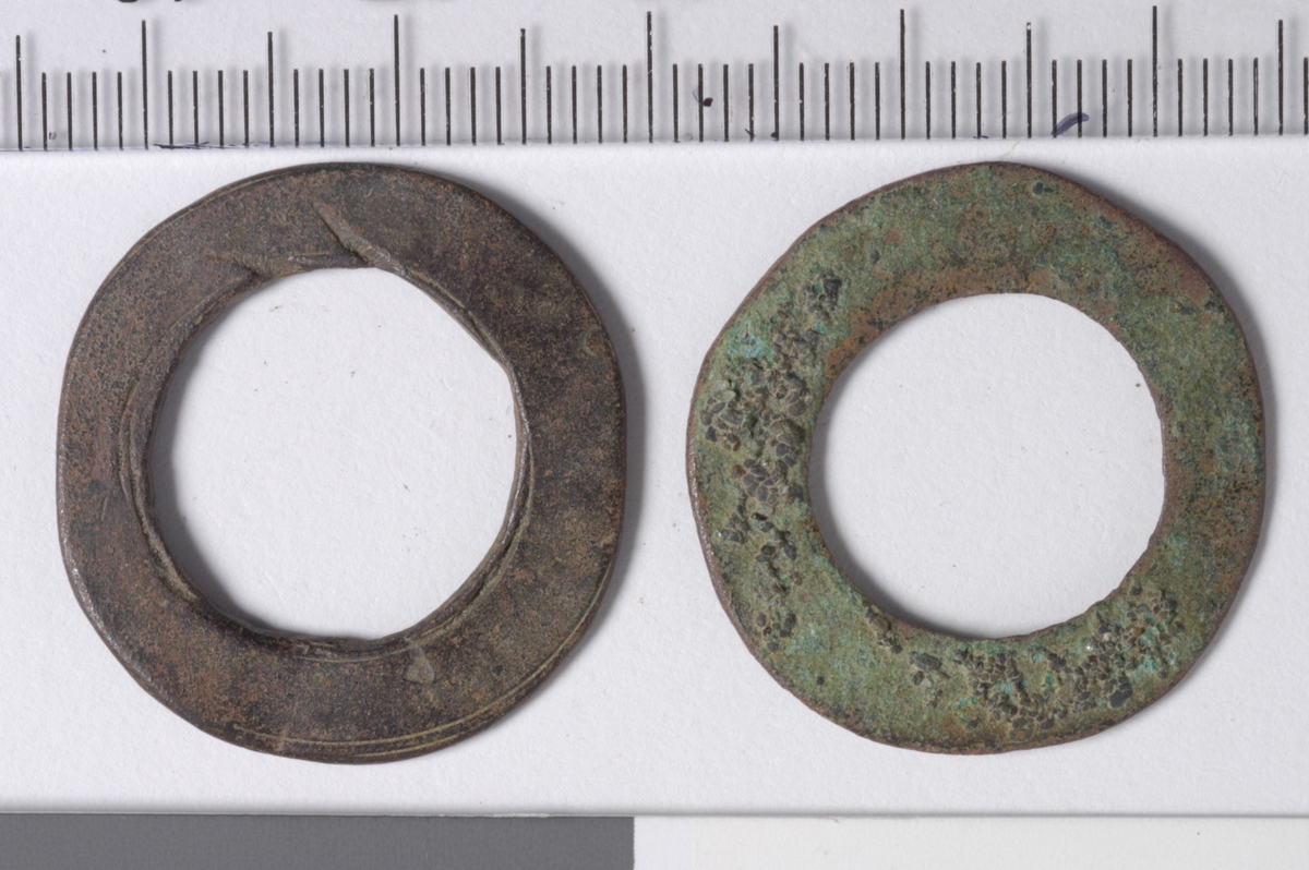 MALV: DIAM. 23, 9  B. 5, 4 MM, FLATE RINGER UTEN DEKOR. 