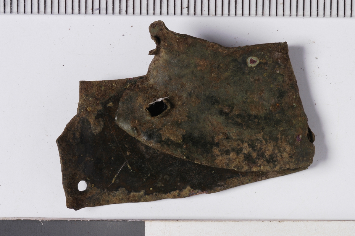 MALV: SE BESK., REKTANGULÆRT, M. 4 HULL, SAMMENBØYD. LENGDE I SAMMEN-BØYD TILSTAND 3, 5 CM, BREDDE 1, 8 CM. 