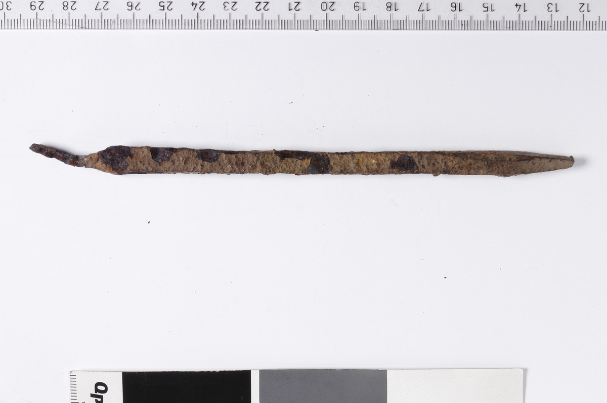 MALV: L. 17 CM, B. 0, 5 CM, AVLANG, KVADRATISK TVERRSNITT, TO MOTSTÅENDE HJØRNERI KVADRATET ER HAMRET INN RETT FØR OVERGANGEN TIL SELVE SPISSEN. KORTTANGE. SIGURD GRIEG, MA. BYFUND, FIG. 280. 