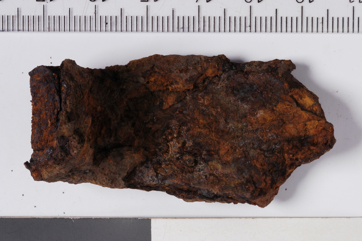 MALV: L. 5, 9 CM B. 2, 2 CM, VINKELBØYD