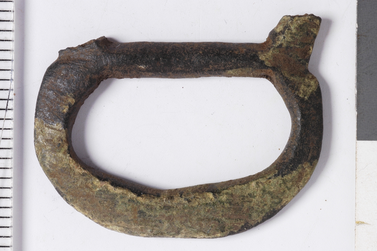 MALV: ST. DIAM. 29 MM, DOBBELTSPENNE, OVAL RAMME MED RETT MIDTSTOLPE. DENENE RAMMMEN ER FOR STØRSTE DELEN BRUKKET AV. 