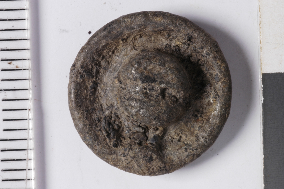 MALV: DIAM. 15 MM, RUND, KONKAV MED ET FESTE FOR TRÅDEN INNVENDIG. 