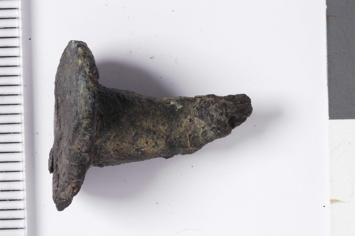 MÅL: L. 20 MM B. (HODE) 9 MM, KORT GROV NAGLE MED TYDELIGE PRODUKSJONSSPOR.