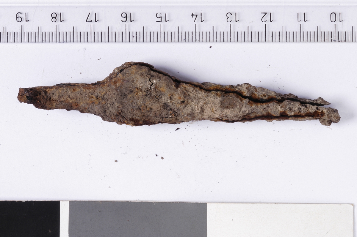 MALV: L. 93 MM, SPISS ELLER SPIKERLIGNENDE GJENSTAND MED EN UTVIDELSE CA. 2 CM FRA ENDEN.