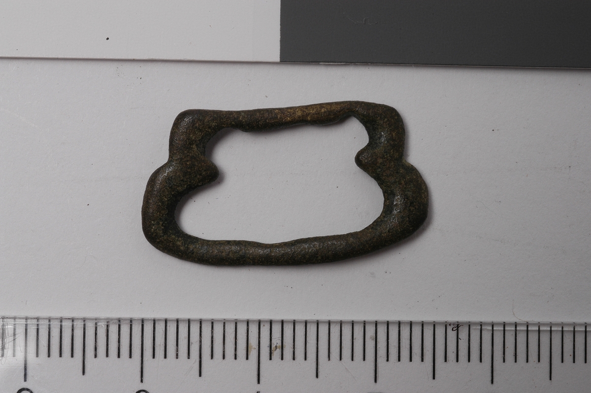 MALV: ST. B. 24, 5  H. 13, 5 MM, ENKELTSPENNE MED RETT TVERRSTOLPE TIL TORNEN -RAMMEN OVAL FORM. TORNEN MANGLER. 