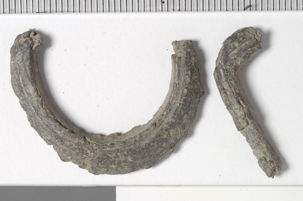 MALV: ST. M. 30  B. 7 MM, OVAL FORM. RAMMEN HAR FLAT UNDERSIDE - TILNÆRMETTREKANTET I TVERRSNITT. UTEN DEKOR. TORNEN MANGLER. 