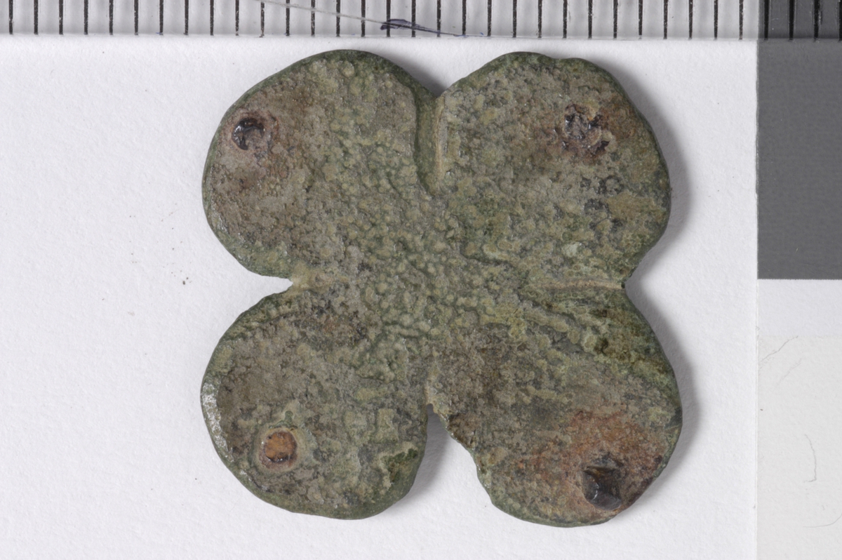 4-KLØVERFORMET MED EN STIFT SITTENDE I HVERT BLAD. 