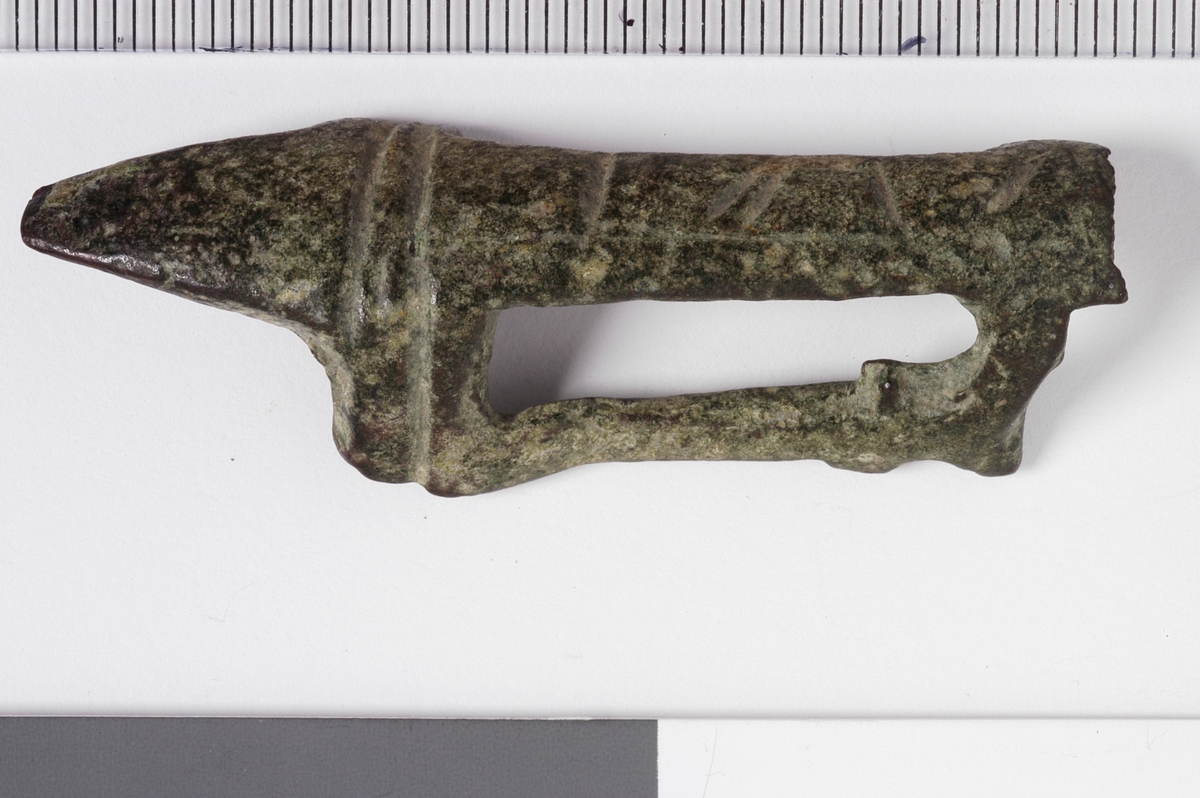 MALV: ST. M. 54, 2  T. 2 MM, FRAGMENT - KAN VÆRE DEL AV LYSHOLDER? STREKDEKOR. SE TEGNING S. KRAFT 1934. 17. 