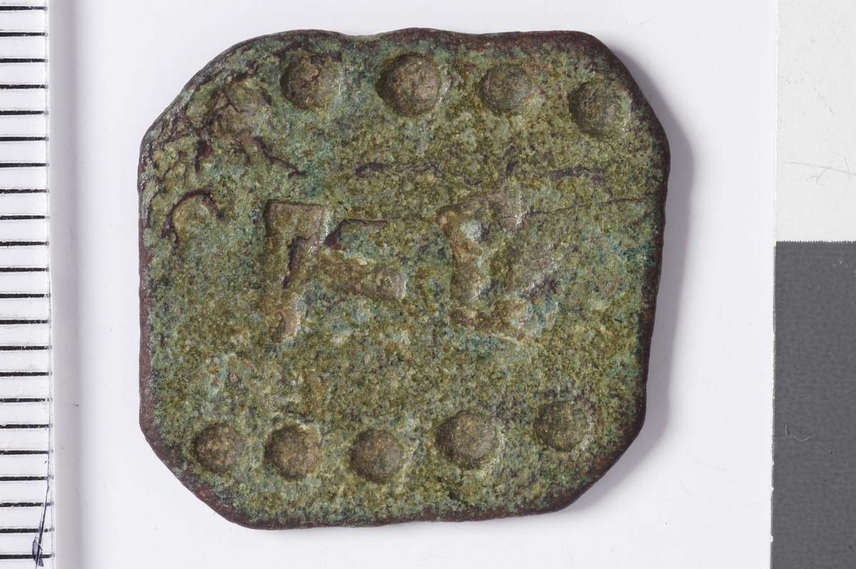 Stempel av  hammer og krone, samt ti punslede punkter fordelt på fem langs to  parallelle sider