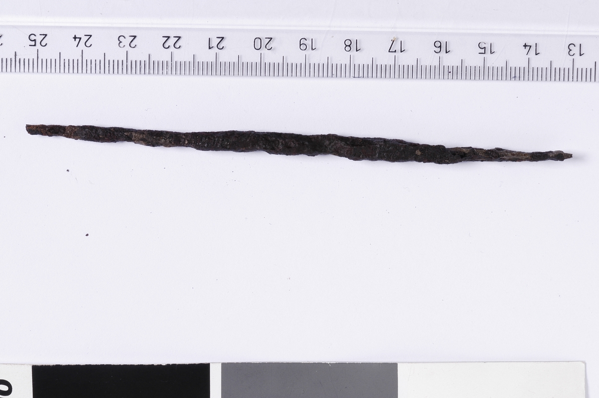 MALV: L. 122, 5  B. 6, 2 MM, REKTANGULÆRT TVERRSNITT PÅ BLADET MED JEVN OVERGANGTIL TANGEN. VANSKELIG IG AVGJØRE OM DET ER EN LANG PIL ELLER ETVERKTØY (SYL ELLER FIL). 