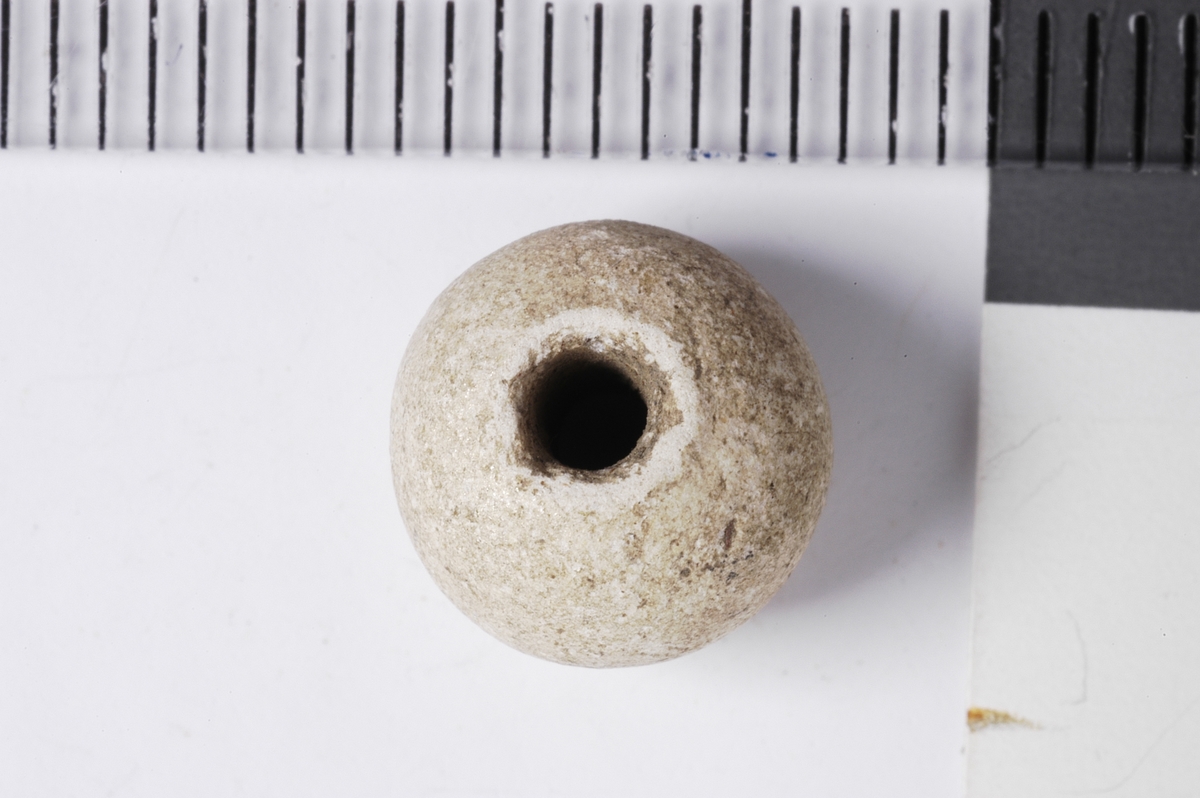 MALV: D:9MM,  H:7, 8MM, OVERFLATEFARGE EGGESKALL HVIT. RUND PERLE MED HULLTVERS IGJENNOM. 