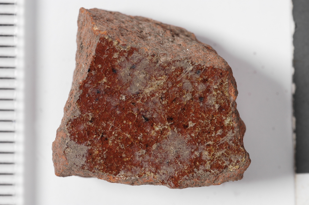 UTSIDE, CA 0, 5 CM BREDE VULSTER M, SPOR AV GLASUR. INNSIDE RØDBRUN GLASUR M. NOE SPETTER. 