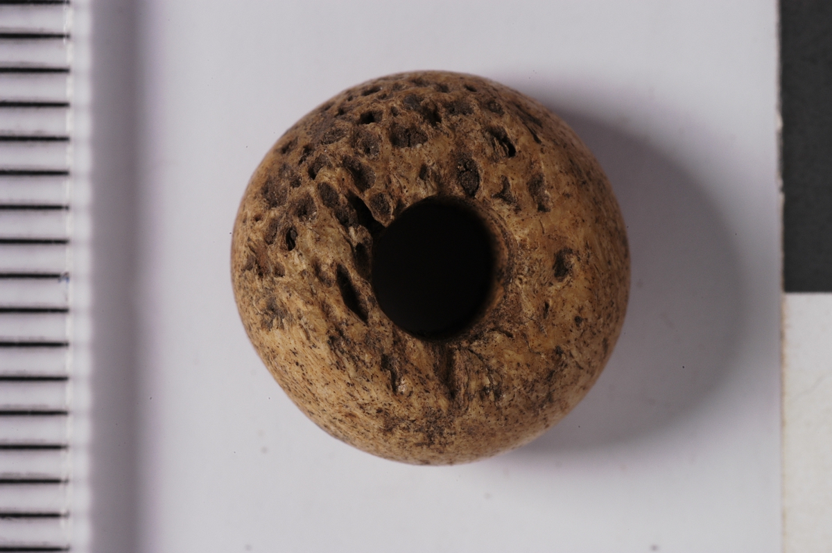 MÅL: DIAM. 1, 1 CM TYKKELSE 0, 6 CM