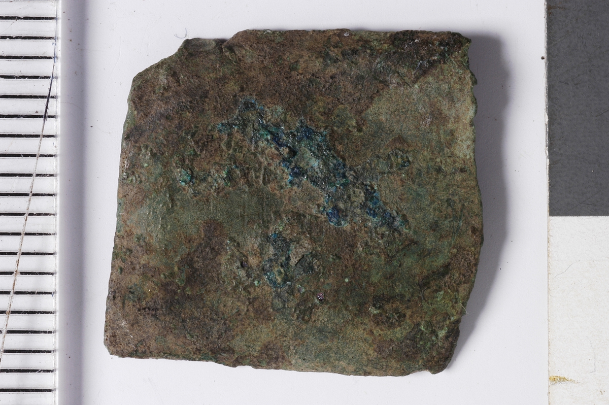MÅL: 1, 9 X 1, 7 CM, KOPPERPLATE MED TO KLIPTE KANTER.