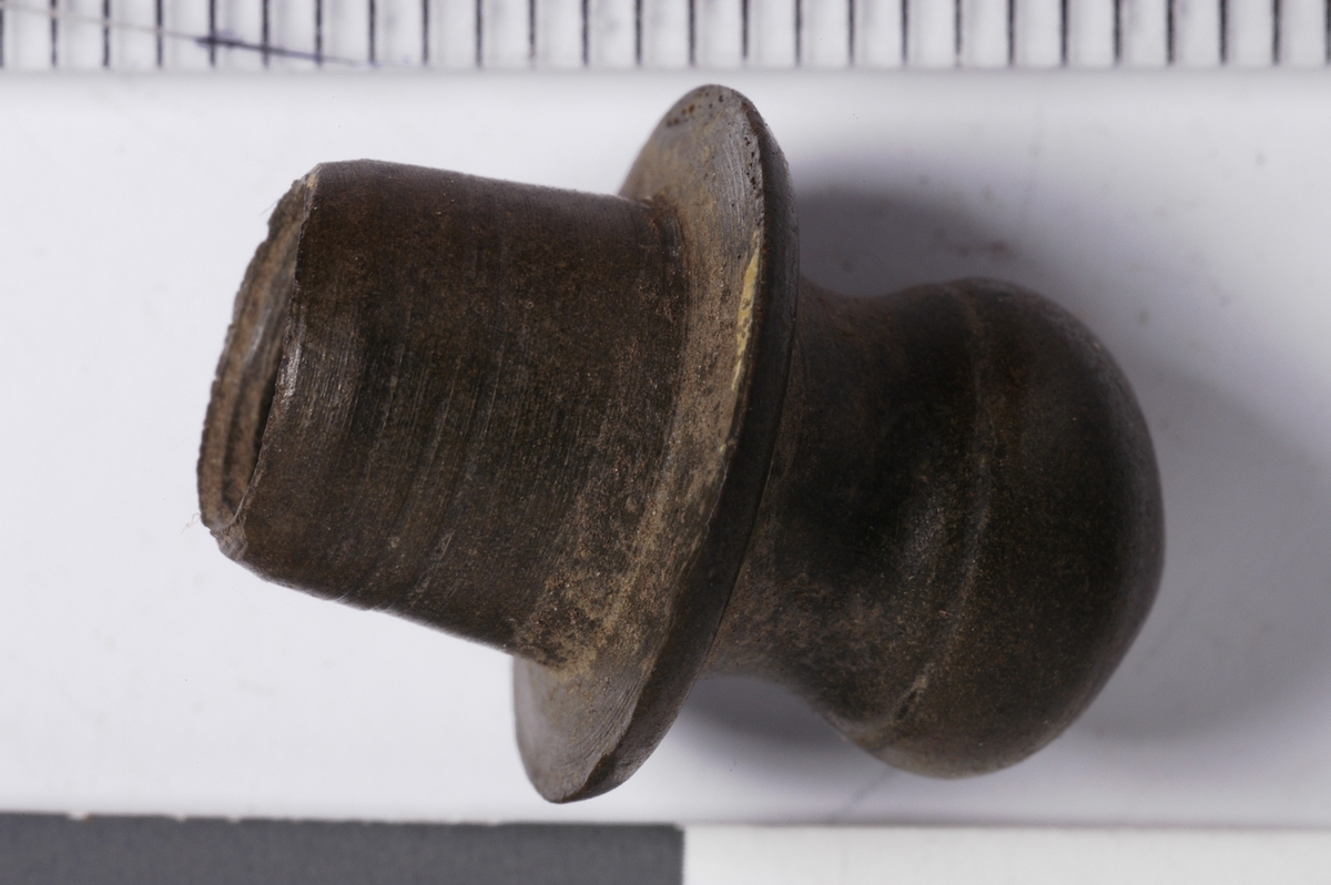 MÅL: L. 1, 7 CM B. 1, 3 CM, KNOPPFORMET M. INNVENDIGE GJENGER (MULIG NYERE TID).
