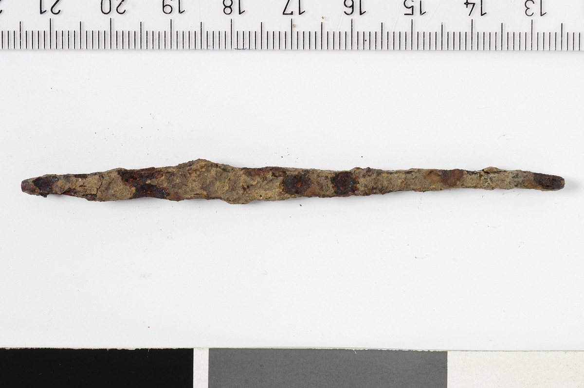 MÅL: L. 9, 0 CM